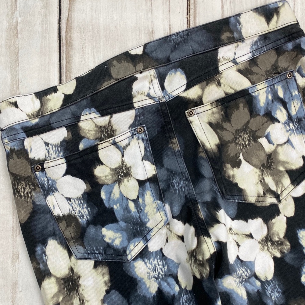 HUE Mod Floral Smooth Denim Leggings, M - Picture 7 of 7